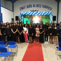 Noite de autógrafos marca lançamento de livro de alunos da Escola Municipal João Alves Torres
