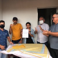 Prefeito Vital Costa entrega casa de alvenaria a um casal que há vários anos morava em casa de taipa