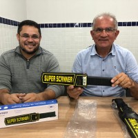 Prefeito Vital Costa entrega detectores de metais para reforçar segurança nas escolas municipais de Araruna