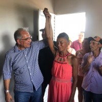 Prefeito Vital Costa entrega mais duas casas de melhorias habitacionais à comunidade Fazenda Nova