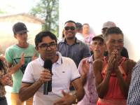 Prefeito Vital Costa entrega mais duas casas de melhorias habitacionais à comunidade Fazenda Nova
