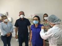 Prefeitura começa a vacinar os profissionais da saúde contra o coronavírus