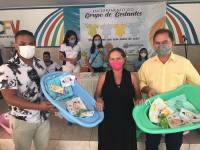 Gestantes atendidas pelo programa Criança Feliz de Araruna recebem kits de enxoval