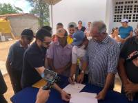 Prefeito Vital Costa entrega mais duas casas de melhorias habitacionais à comunidade Fazenda Nova