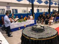 Noite de autógrafos marca lançamento de livro de alunos da Escola Municipal João Alves Torres