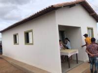 Prefeito Vital Costa entrega casa de alvenaria a um casal que há vários anos morava em casa de taipa