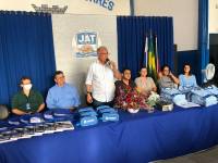 Prefeitura entrega uniformes e material escolar para alunos