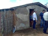 Prefeito Vital Costa entrega casa de alvenaria a um casal que há vários anos morava em casa de taipa