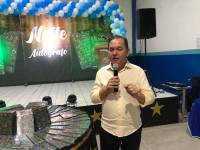 Noite de autógrafos marca lançamento de livro de alunos da Escola Municipal João Alves Torres