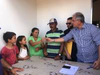 Prefeito Vital Costa entrega mais duas casas de melhorias habitacionais à comunidade Fazenda Nova