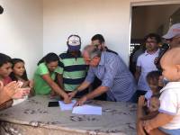 Prefeito Vital Costa entrega mais duas casas de melhorias habitacionais à comunidade Fazenda Nova
