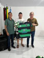Prefeito Availdo Azevedo entrega material esportivo para equipes que disputam o municipal de futebol 2025