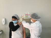 Prefeitura começa a vacinar os profissionais da saúde contra o coronavírus