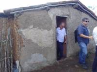 Prefeito Vital Costa entrega casa de alvenaria a um casal que há vários anos morava em casa de taipa