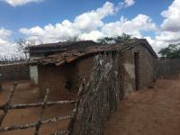 Prefeito Vital Costa entrega casa de alvenaria a um casal que há vários anos morava em casa de taipa