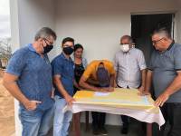 Prefeito Vital Costa entrega casa de alvenaria a um casal que há vários anos morava em casa de taipa