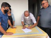 Prefeito Vital Costa entrega casa de alvenaria a um casal que há vários anos morava em casa de taipa