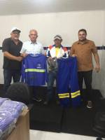 Prefeitura de Araruna entrega novos fardamentos para motoristas de ônibus e máquinas pesadas