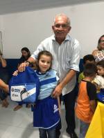 Prefeitura entrega uniformes e material escolar para alunos