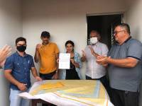 Prefeito Vital Costa entrega casa de alvenaria a um casal que há vários anos morava em casa de taipa