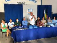 Prefeitura entrega uniformes e material escolar para alunos