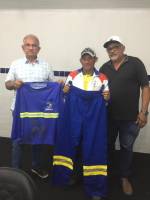 Prefeitura de Araruna entrega novos fardamentos para motoristas de ônibus e máquinas pesadas