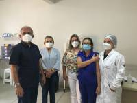 Prefeitura começa a vacinar os profissionais da saúde contra o coronavírus