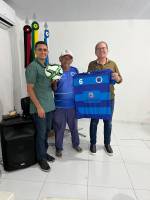 Prefeito Availdo Azevedo entrega material esportivo para equipes que disputam o municipal de futebol 2025