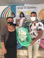 Gestantes atendidas pelo programa Criança Feliz de Araruna recebem kits de enxoval