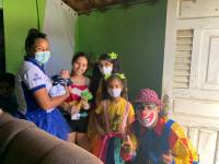 Programa Criança Feliz de Araruna visita famílias e entrega lembranças em homenagem ao dia das crianças