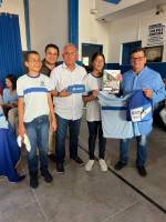 Prefeitura entrega uniformes e material escolar para alunos