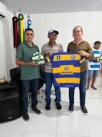 Prefeito Availdo Azevedo entrega material esportivo para equipes que disputam o municipal de futebol 2025