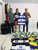 Prefeito Availdo Azevedo entrega material esportivo para equipes que disputam o municipal de futebol 2025