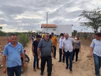 Prefeito Vital Costa entrega casa de alvenaria a um casal que há vários anos morava em casa de taipa