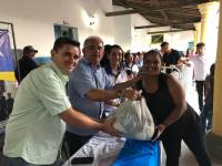 Prefeitura distribui 300 cestas básicas 
