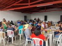 Agentes de limpeza urbana e prefeito Vital Costa se reúnem em confraternização