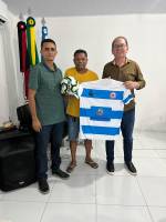 Prefeito Availdo Azevedo entrega material esportivo para equipes que disputam o municipal de futebol 2025