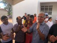 Prefeito Vital Costa entrega mais duas casas de melhorias habitacionais à comunidade Fazenda Nova