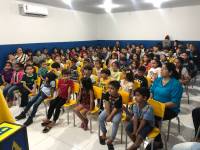 Prefeitura entrega uniformes e material escolar para alunos