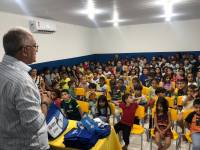 Prefeitura entrega uniformes e material escolar para alunos