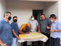 Prefeito Vital Costa entrega casa de alvenaria a um casal que há vários anos morava em casa de taipa
