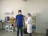 Prefeitura começa a vacinar os profissionais da saúde contra o coronavírus