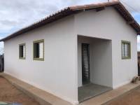 Prefeito Vital Costa entrega casa de alvenaria a um casal que há vários anos morava em casa de taipa