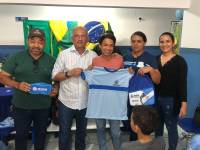 Prefeitura entrega uniformes e material escolar para alunos
