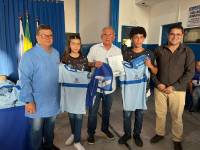 Prefeitura entrega uniformes e material escolar para alunos