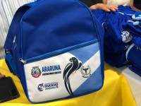 Prefeitura entrega uniformes e material escolar para alunos