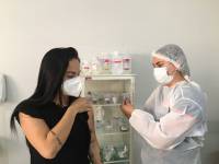 Prefeitura começa a vacinar os profissionais da saúde contra o coronavírus