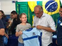 Prefeitura entrega uniformes e material escolar para alunos