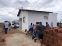 Prefeito Vital Costa entrega casa de alvenaria a um casal que há vários anos morava em casa de taipa