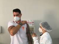 Prefeitura começa a vacinar os profissionais da saúde contra o coronavírus